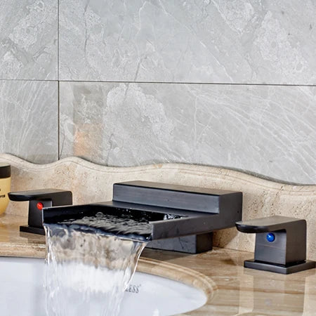 صنبور حمام DecorBites™ ذو المقبضين وصنبور شلال أسود عريض