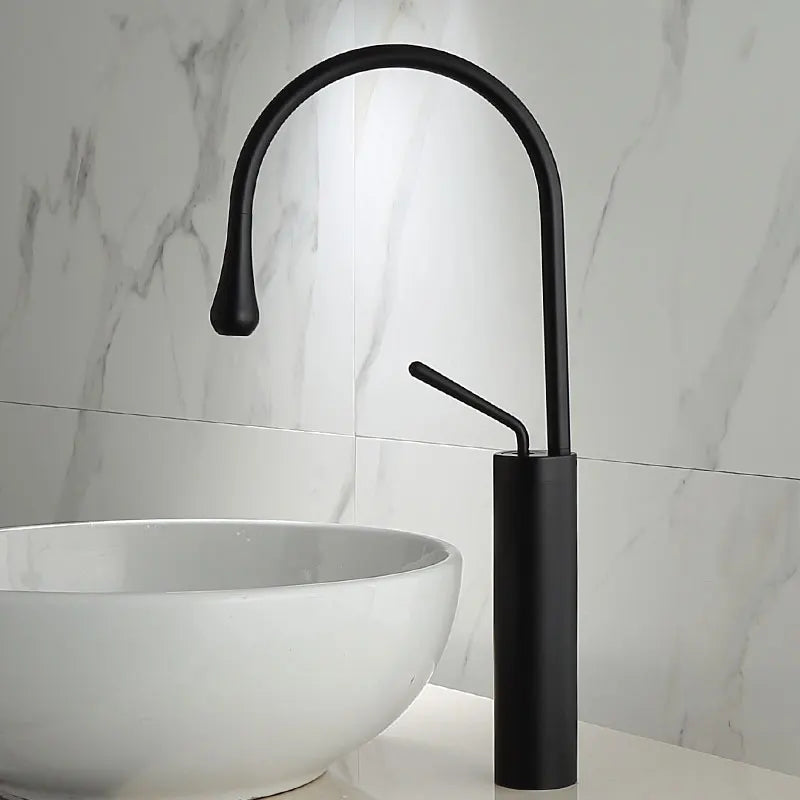 Grifo de lavabo DecorBites™ en oro cepillado/negro/blanco con monomando giratorio y manguera de desagüe.