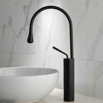 Grifo de lavabo DecorBites™ en oro cepillado/negro/blanco con monomando giratorio y manguera de desagüe.