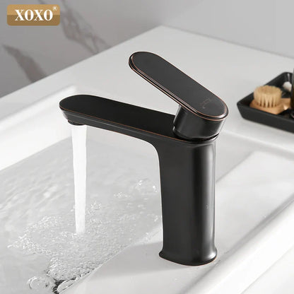 Grifo monomando para lavabo DecorBites™ de latón con acabado negro, mezclador de agua fría y caliente.