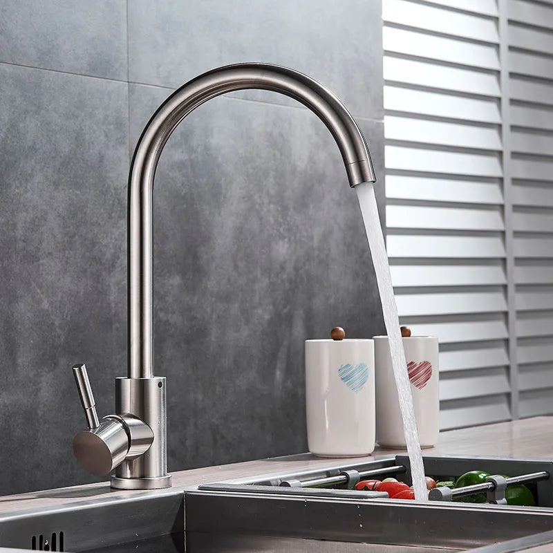 Grifo de cocina DecorBites™ de níquel cepillado con caño giratorio y monomando.