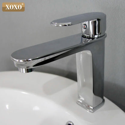 Grifo monomando para lavabo DecorBites™ de latón con acabado negro, mezclador de agua fría y caliente.
