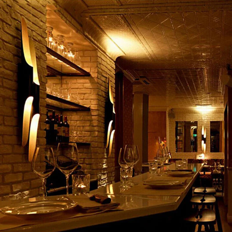 ديكوربايتس™ - مصباح حائط من أنبوب الألومنيوم باللون الأسود الذهبي لغرفة النوم وغرفة المعيشة