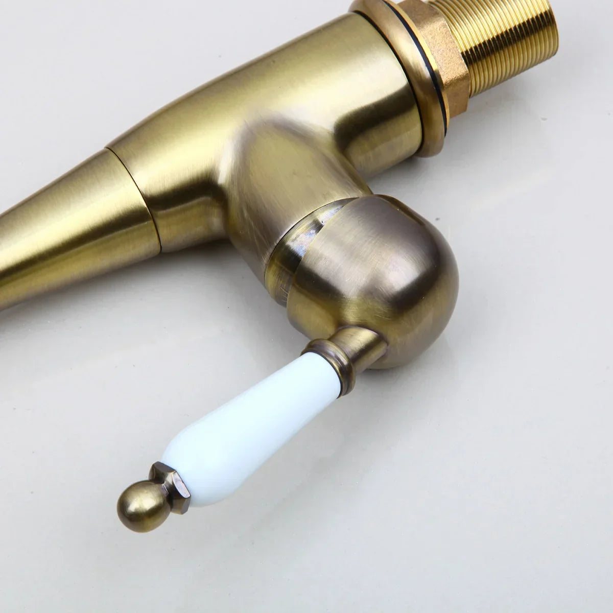 صنبور مطبخ برونزي عتيق من DecorBites™ مزود بفوهة دوارة وحوض استحمام قابل للدوران 360 درجة