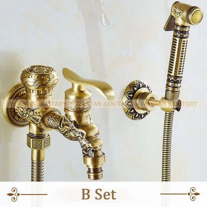 صنبور بيديه مثبت على الحائط من DecorBites™ مصنوع من النحاس العتيق، مزود ببخاخ دش صحي