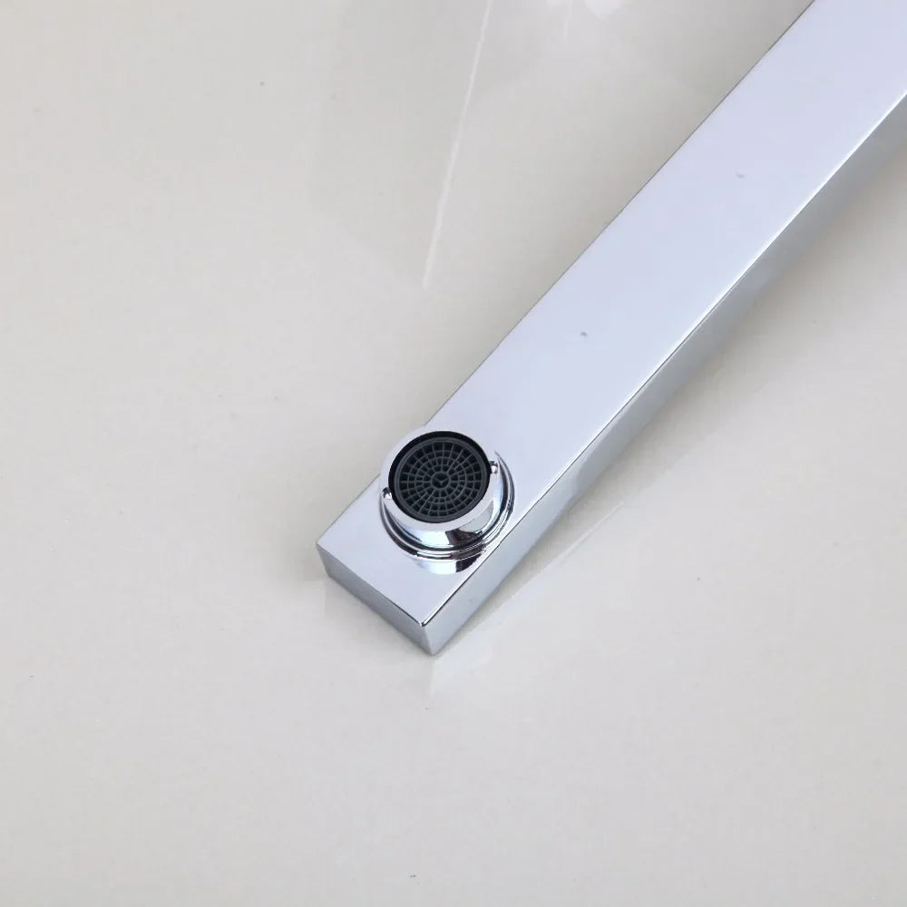 Grifo de lavabo de pared DecorBites™ dorado pulido con mezclador de agua fría y caliente