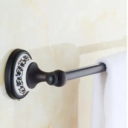 مجموعة إكسسوارات الحمام DecorBites™ المصنوعة من البورسلين الأسود والنحاس