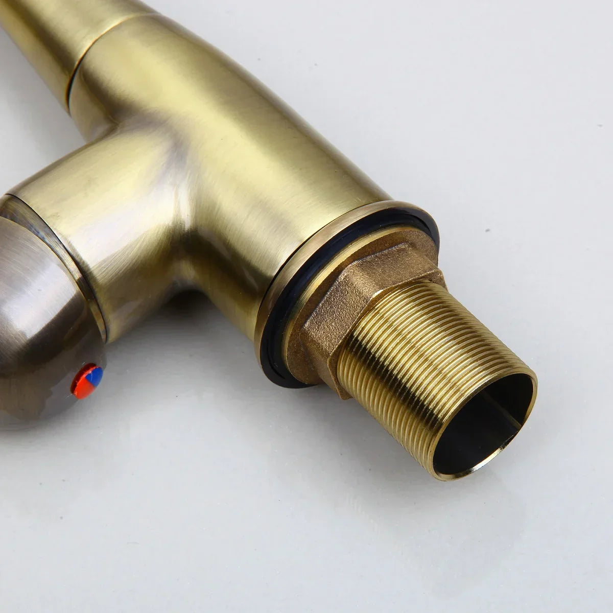 صنبور مطبخ برونزي عتيق من DecorBites™ مزود بفوهة دوارة وحوض استحمام قابل للدوران 360 درجة