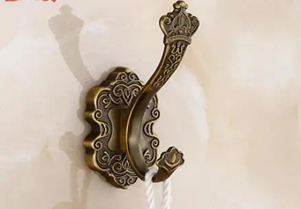 مجموعة إكسسوارات الحمام DecorBites™ المصنوعة من الألومنيوم المنحوت باللون البرونزي العتيق: رف مناشف، وحامل ورق، وخطافات