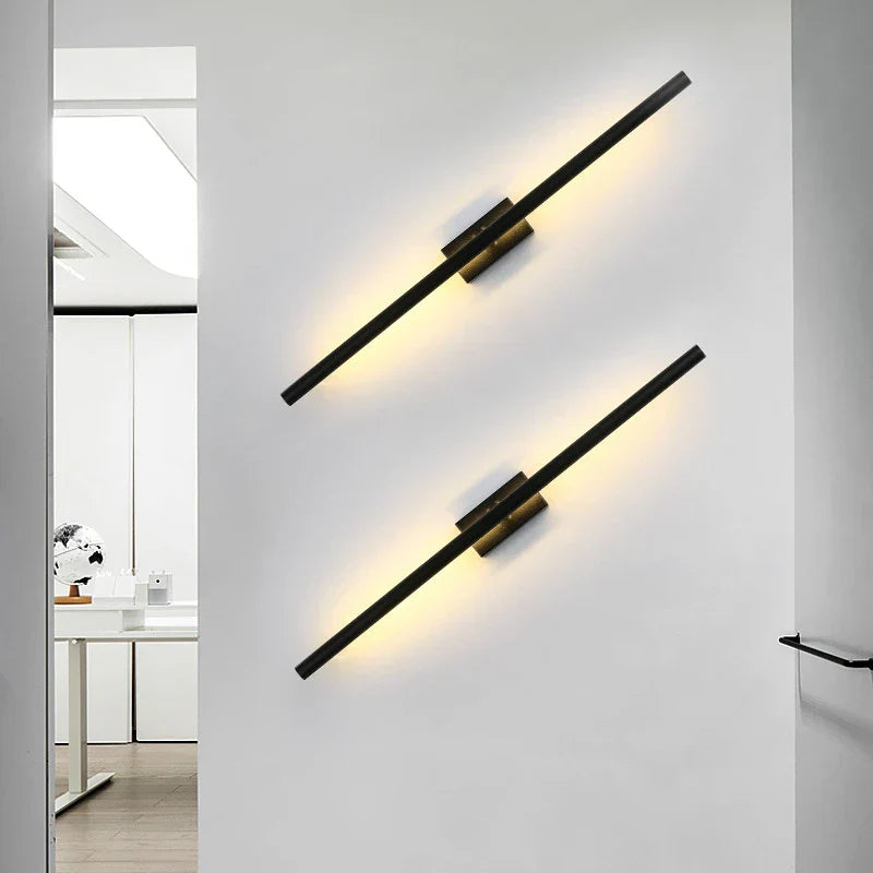 Aplique de pared LED DecorBites™ con tubos metálicos lineales dorados para espejos de baño y sala de estar modernos