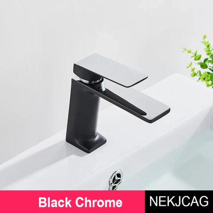 صنبور حوض الحمام الأسود الذهبي من DecorBites™: صنبور حوض حمام أنيق مثبت على السطح بمقبض ذهبي