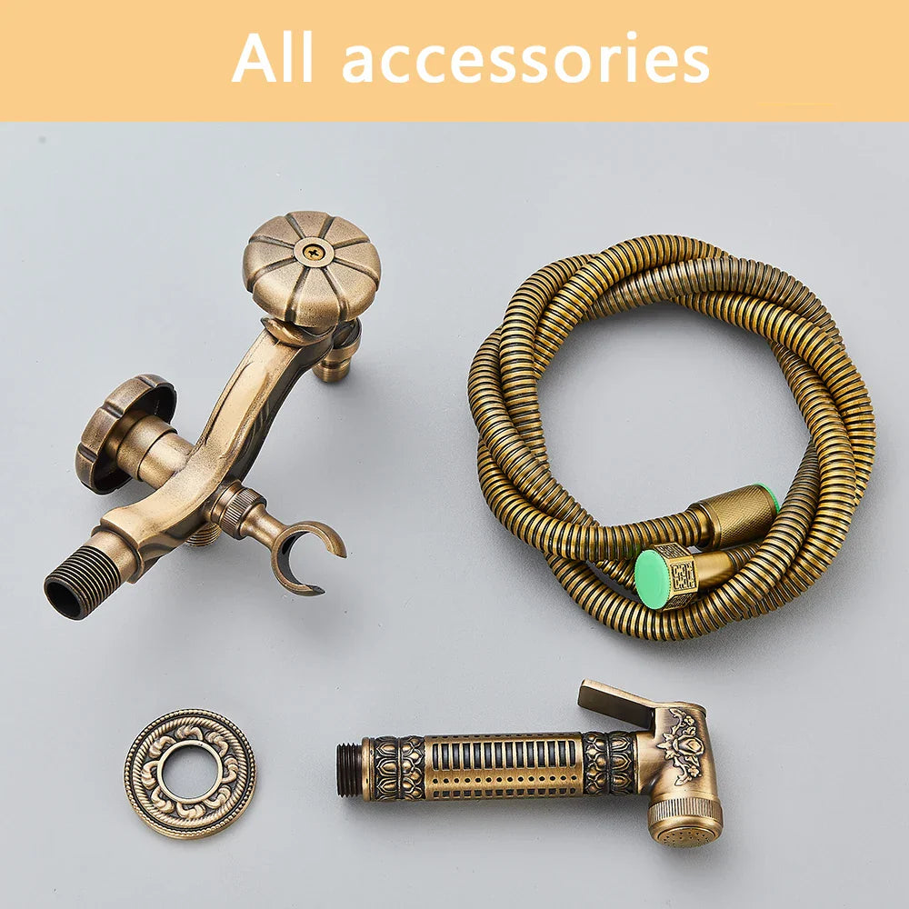 Grifo de pared DecorBites™ con diseño de dragón tallado en latón antiguo para baño y exteriores.