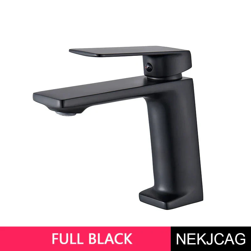 صنبور حوض الحمام الأسود الذهبي من DecorBites™: صنبور حوض حمام أنيق مثبت على السطح بمقبض ذهبي