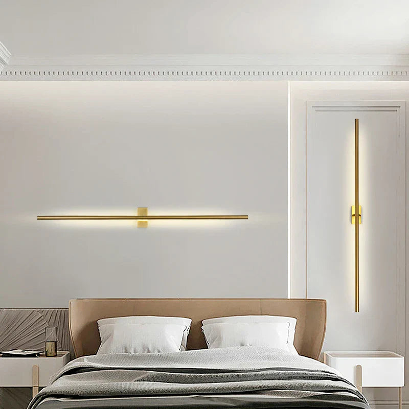 Aplique de pared LED DecorBites™ con tubos metálicos lineales dorados para espejos de baño y sala de estar modernos