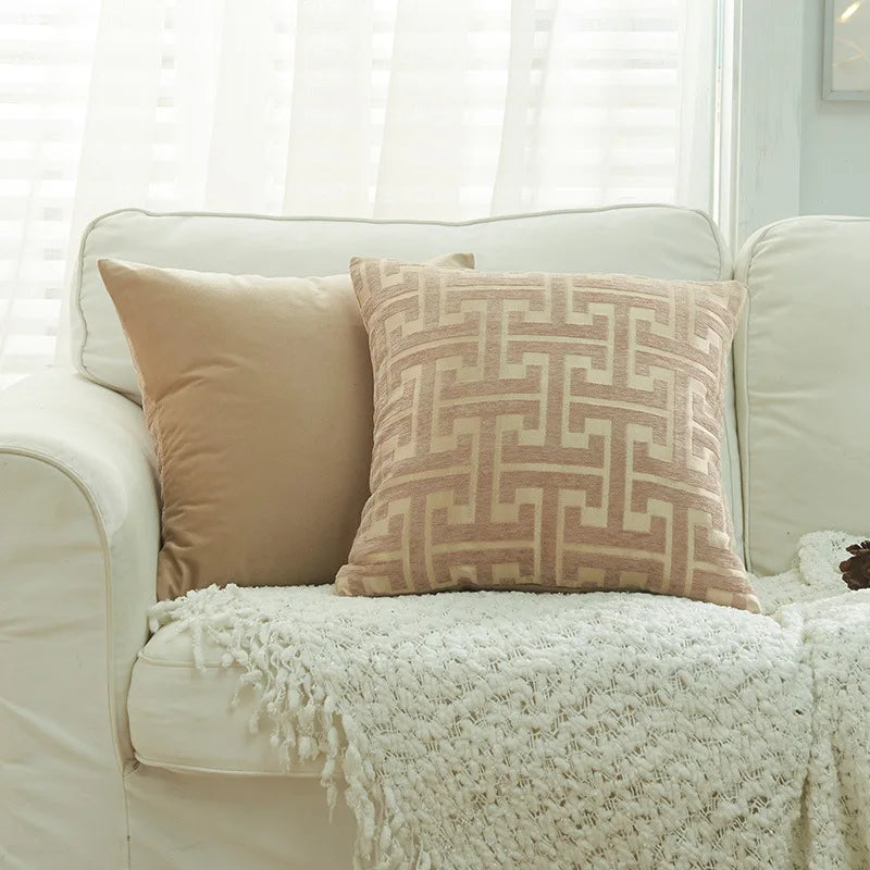 Funda de almohada lumbar DecorBites™ de chenilla geométrica - Funda decorativa moderna en jacquard rojo y dorado