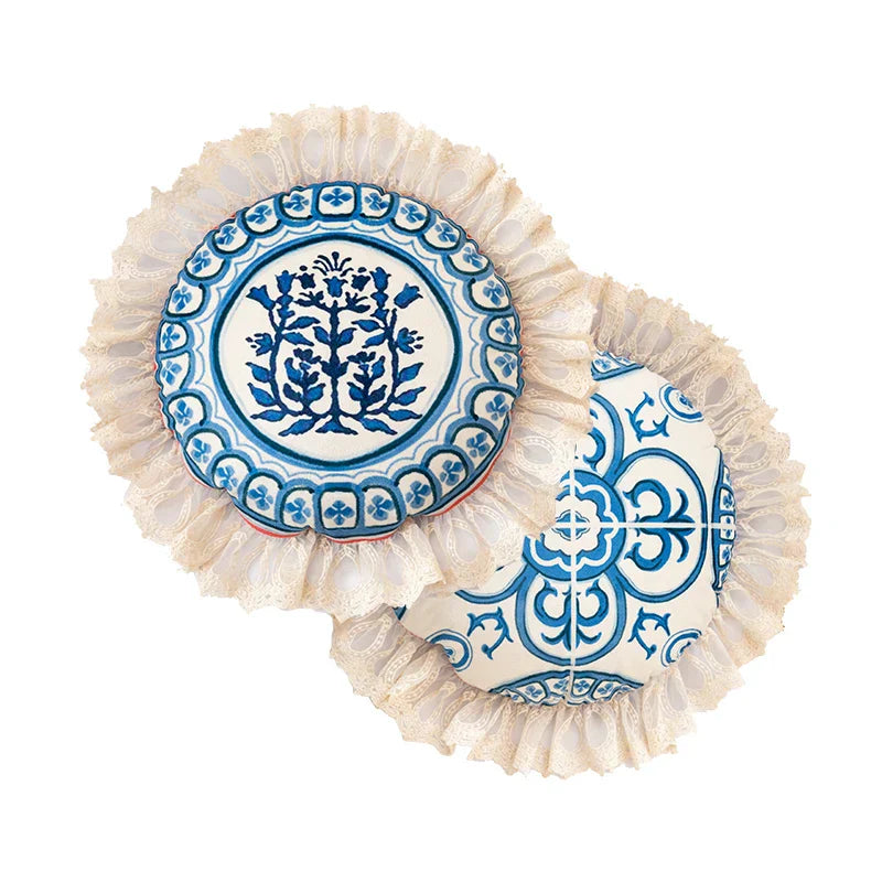 Funda para cojín de lanzamiento Hydrangea Peacock Toile™ Decorbites, azul Delft vintage