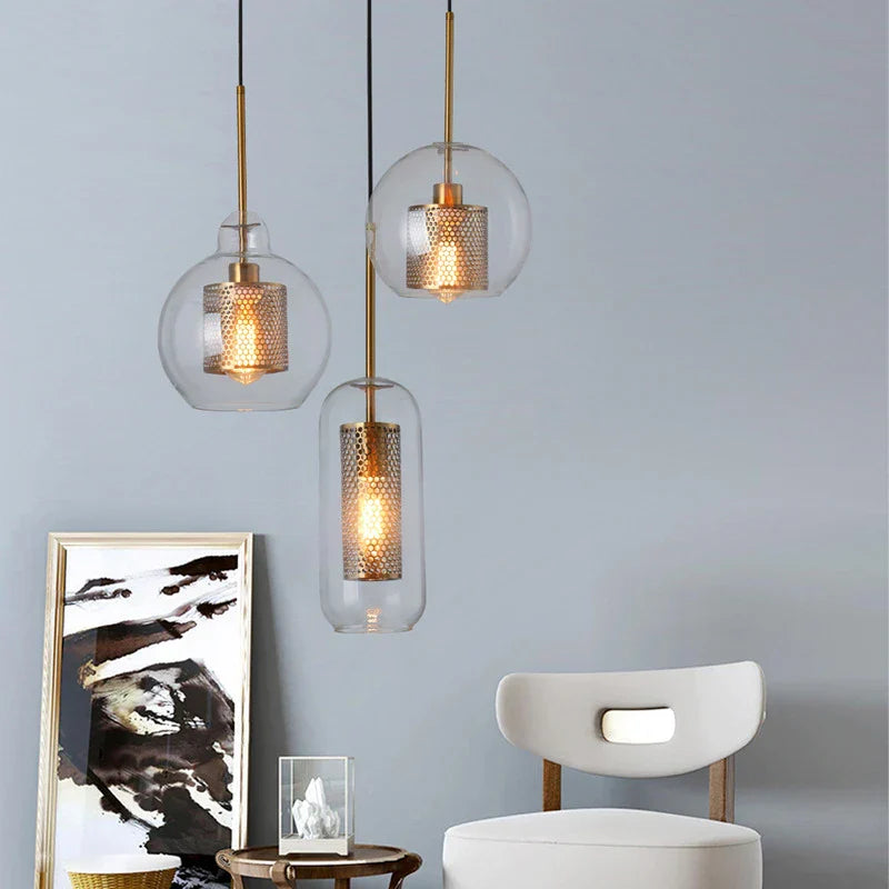 Lámpara colgante DecorBites™ con bola de cristal y malla dorada, estilo industrial para cocina.