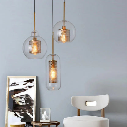 Lámpara colgante DecorBites™ con bola de cristal y malla dorada, estilo industrial para cocina.