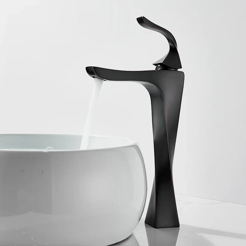 Grifo monomando para lavabo DecorBites™ de bronce negro.