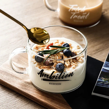 Vaso de vidrio DecorBites™ con asa y diseño creativo del alfabeto | Vaso personalizado para té y postres en la oficina