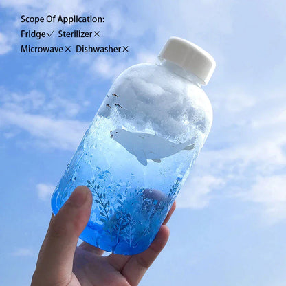زجاجة مياه زجاجية زرقاء من ديكوربايتس™ سعة 600 مل بتصميم ختم دب قطبي لطيف