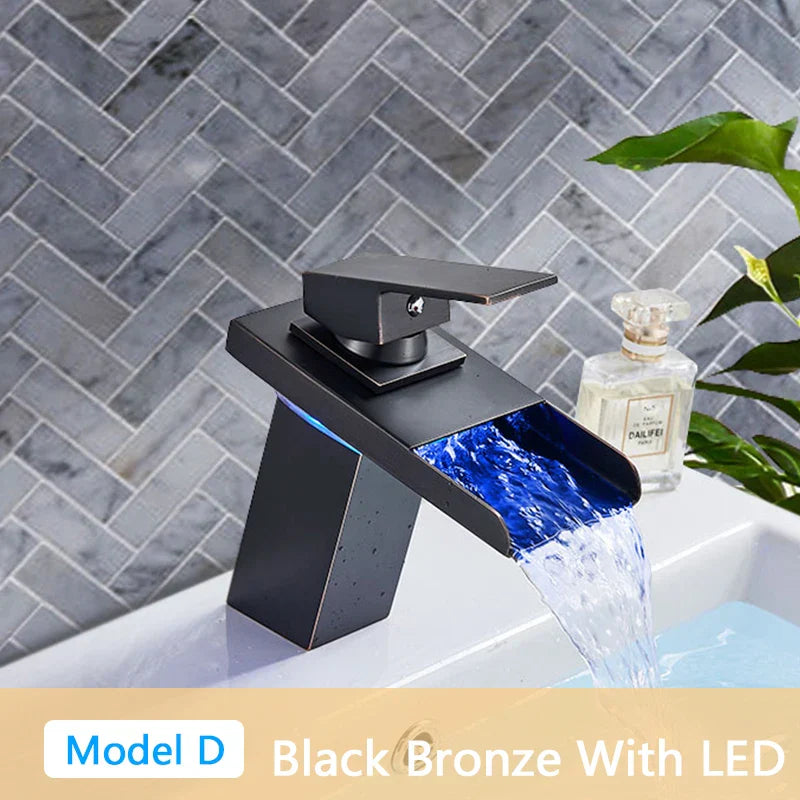 Grifo de lavabo DecorBites™ con cascada LED, acabado bronce negro, monomando, montaje sobre encimera.