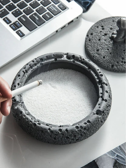 DecorBites™ Cement Astronaut Ashtray with Lid - High Temperature Resistant Cigar Ashtray