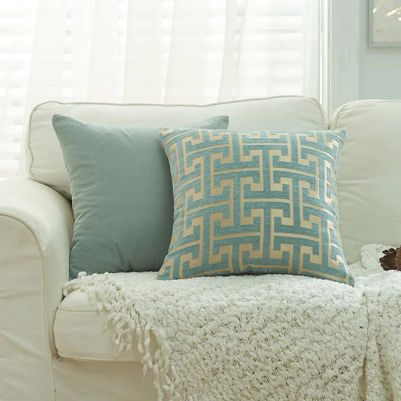 Funda de almohada lumbar DecorBites™ de chenilla geométrica - Funda decorativa moderna en jacquard rojo y dorado