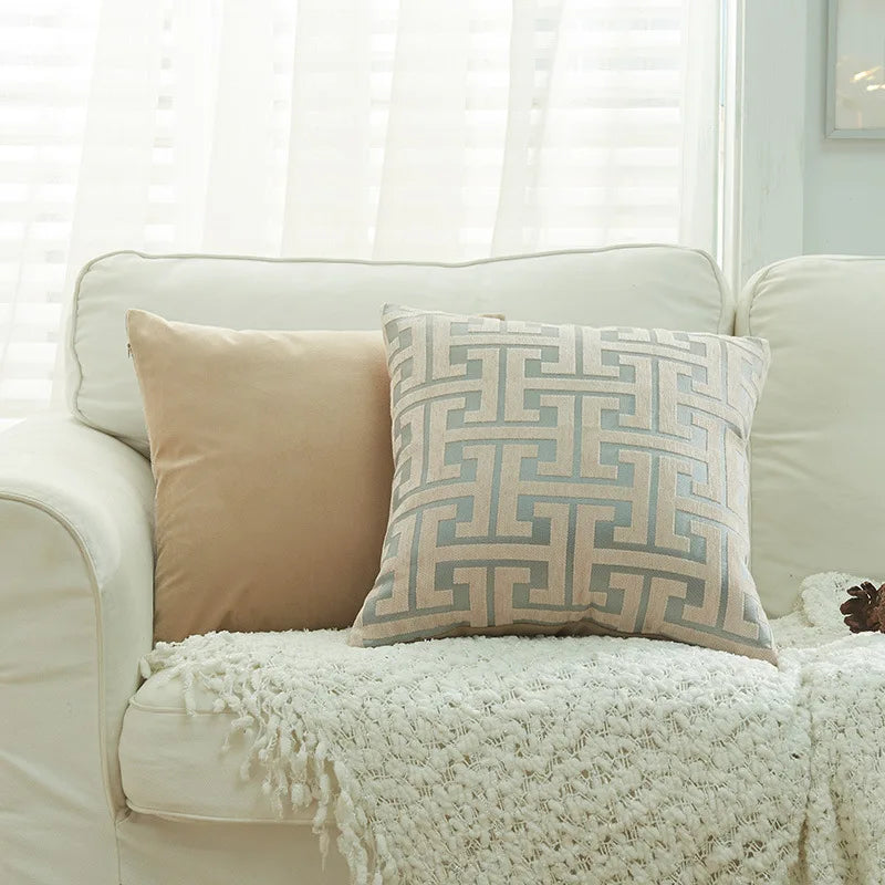 Funda de almohada lumbar DecorBites™ de chenilla geométrica - Funda decorativa moderna en jacquard rojo y dorado