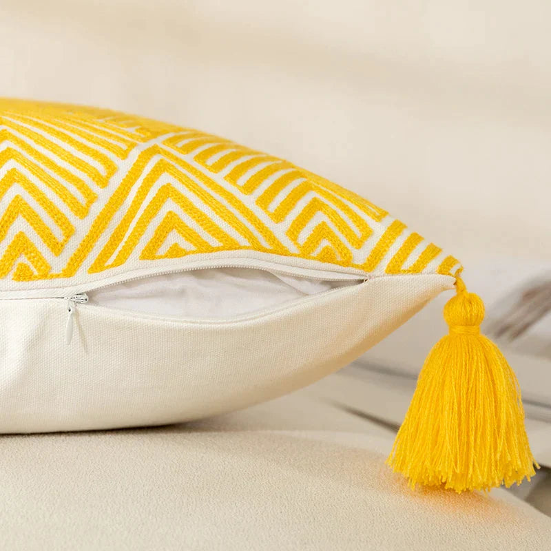 Funda de cojín DecorBites™ de algodón con bordado geométrico para sofá cama en color amarillo