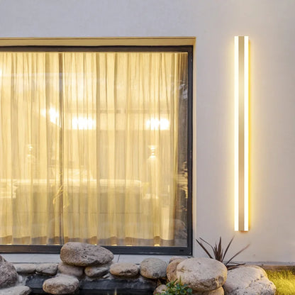 Aplique de pared exterior LED dorado DecorBites™, moderno e impermeable IP65, ideal para porches, jardines y villas.