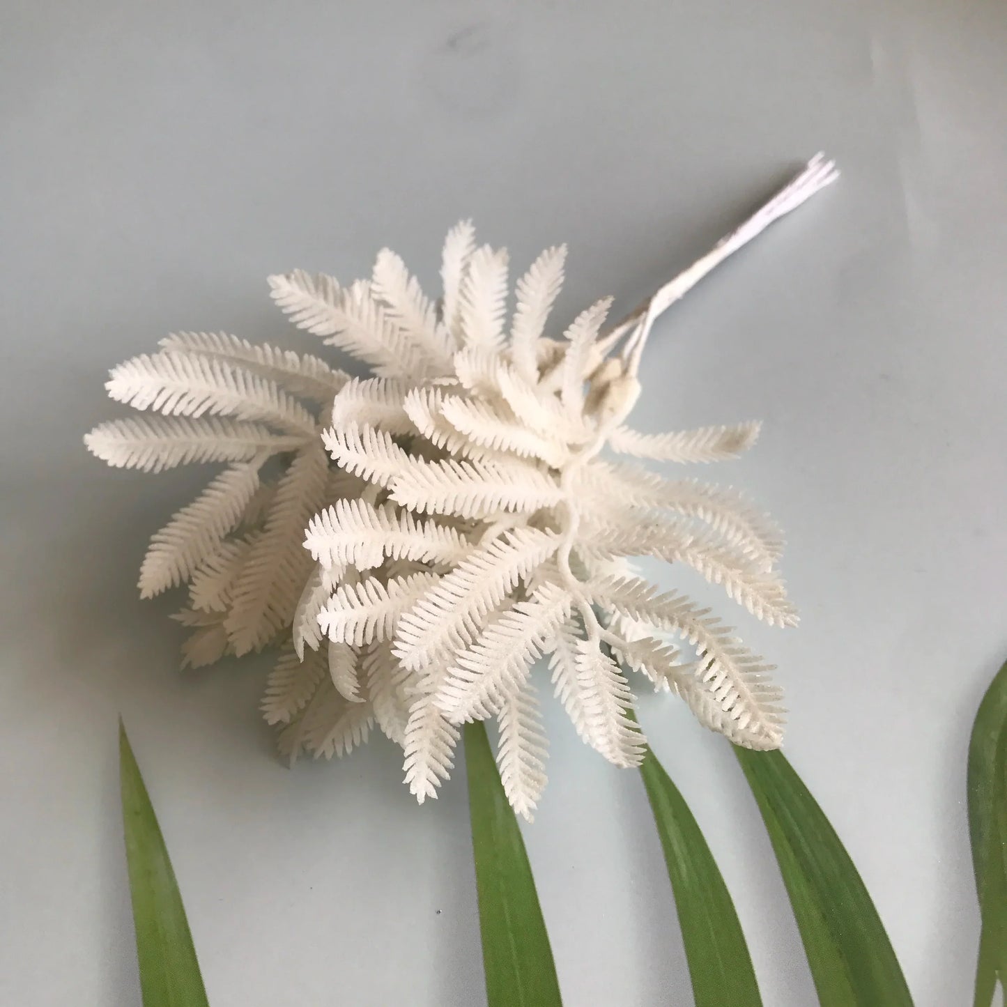 Ramo de hojas de eucalipto artificiales DecorBites™ para decoración del hogar, Navidad y bodas - Paquete de 6