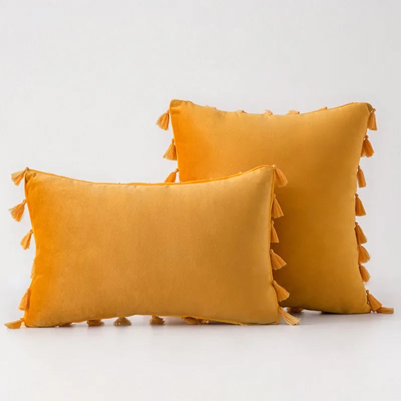 Funda de cojín DecorBites™ de terciopelo negro con flecos y borlas para cama, sofá o sillón