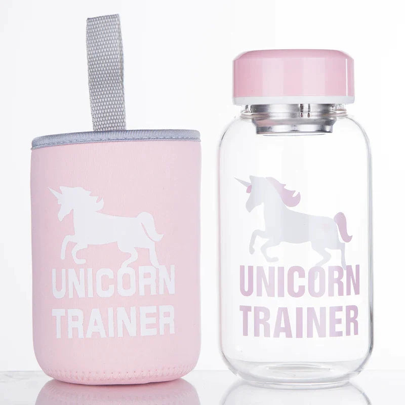 زجاجة مياه زجاجية زرقاء من ديكوربايتس™ سعة 600 مل بتصميم ختم دب قطبي لطيف