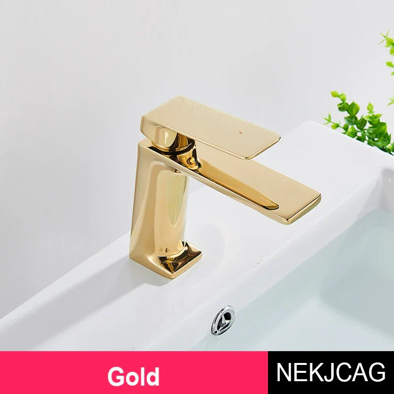 صنبور حوض الحمام الأسود الذهبي من DecorBites™: صنبور حوض حمام أنيق مثبت على السطح بمقبض ذهبي