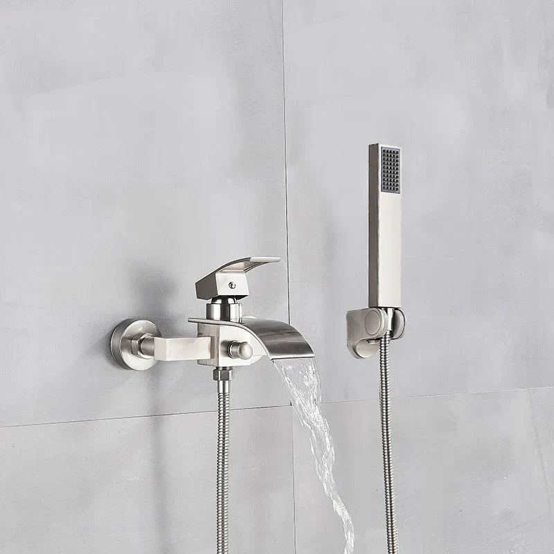 Grifo de ducha y bañera DecorBites™ de montaje en pared, color negro, con caño tipo cascada