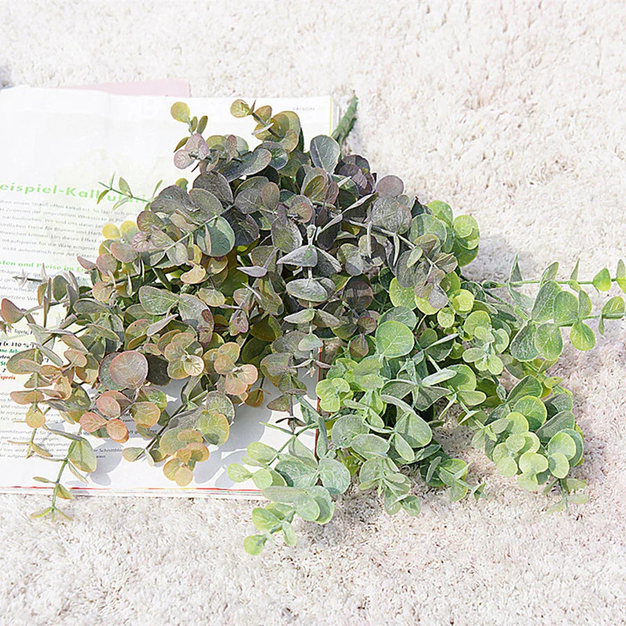 Decorbites™ Grüner Eukalyptus-Zweig: Künstliche Blätter für Heim- und Hochzeitsdekoration