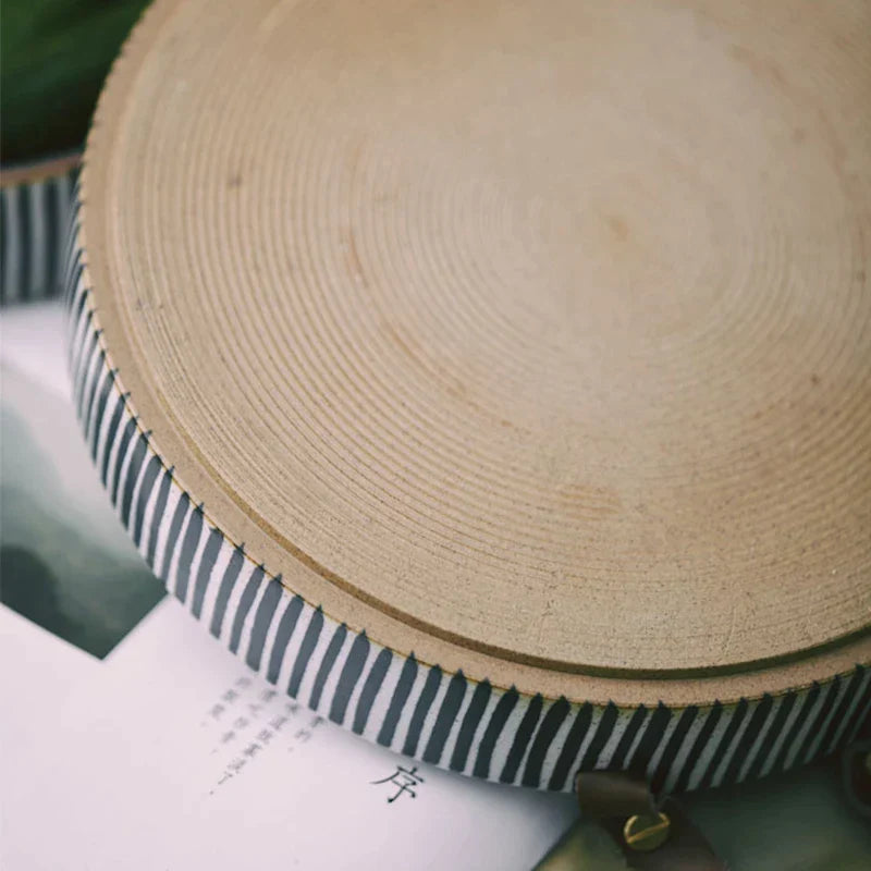 Plato redondo de ensalada color arena DecorBites™ de porcelana hecha a mano con asa de cuero