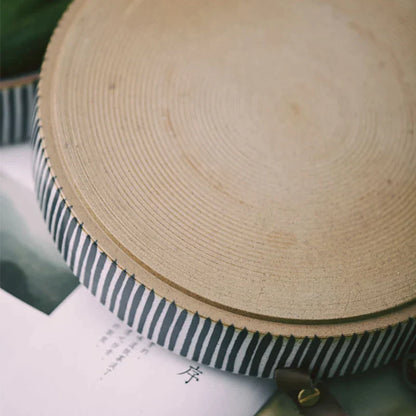 Plato redondo de ensalada color arena DecorBites™ de porcelana hecha a mano con asa de cuero