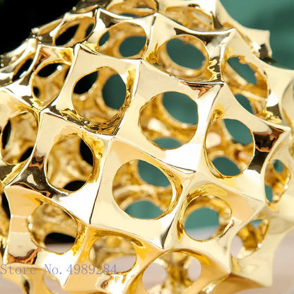 Adorno decorativo abstracto para el hogar DecorBites™: Bola hueca de metal dorado con pinchos