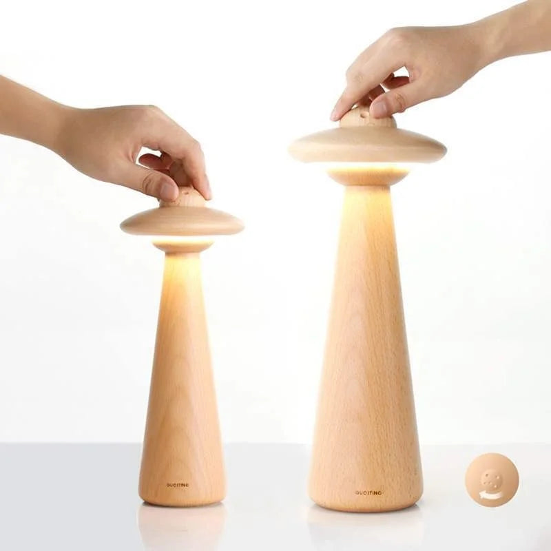 Lámpara de mesa LED de madera UFO para niños Decorbites™: Moderna, regulable, diseño de caricatura, ideal para el dormitorio infantil