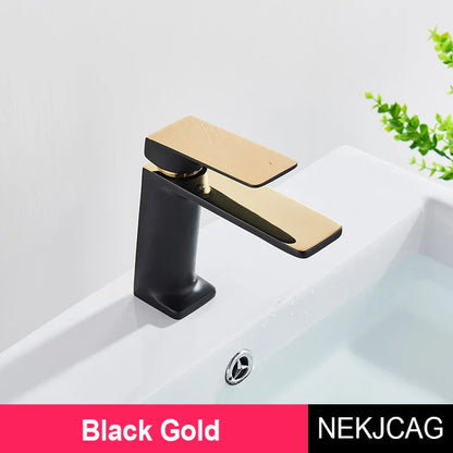 صنبور حوض الحمام الأسود الذهبي من DecorBites™: صنبور حوض حمام أنيق مثبت على السطح بمقبض ذهبي