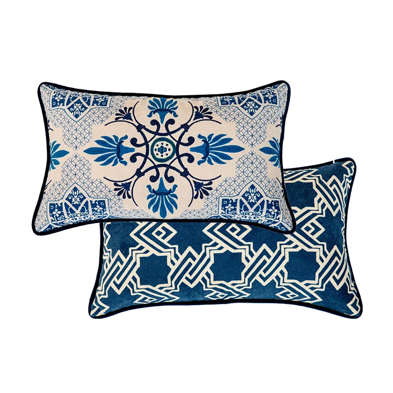 Funda para cojín de lanzamiento Hydrangea Peacock Toile™ Decorbites, azul Delft vintage