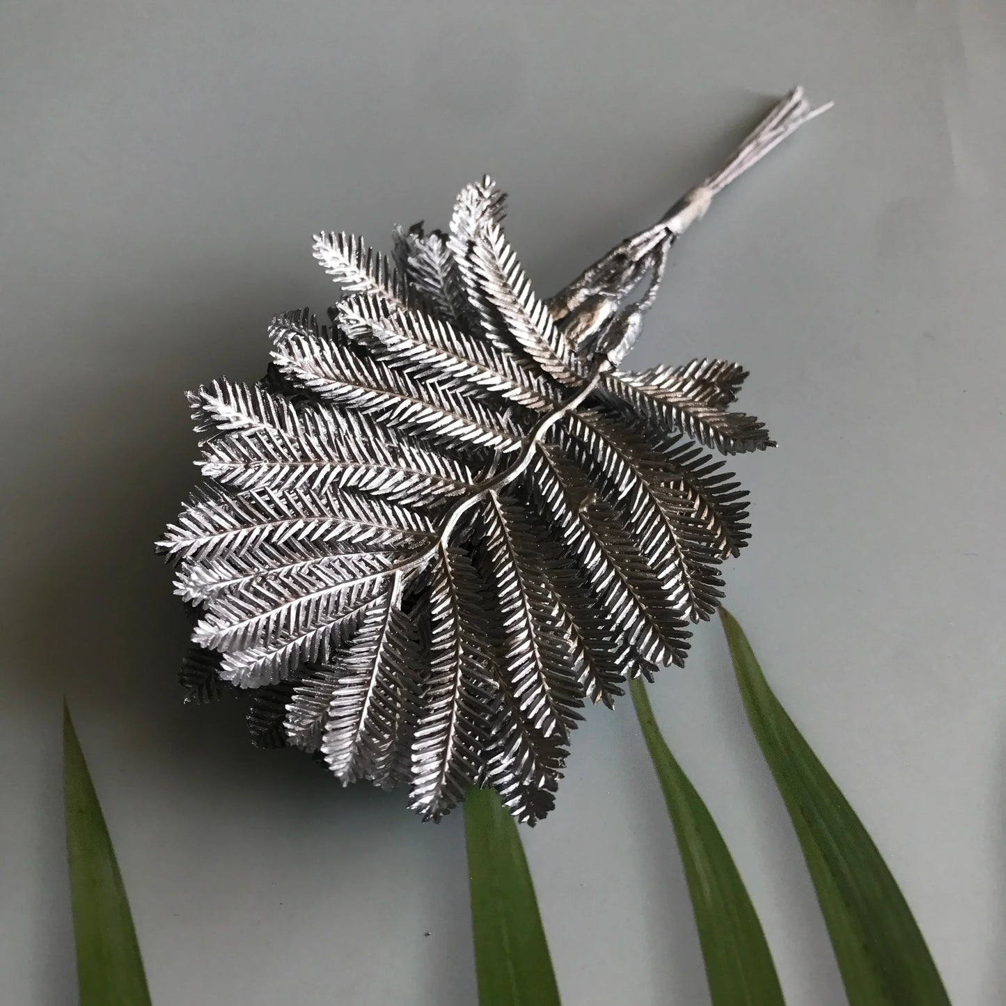 Ramo de hojas de eucalipto artificiales DecorBites™ para decoración del hogar, Navidad y bodas - Paquete de 6