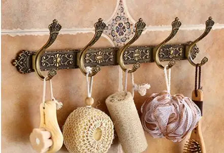 مجموعة إكسسوارات الحمام DecorBites™ المصنوعة من الألومنيوم المنحوت باللون البرونزي العتيق: رف مناشف، وحامل ورق، وخطافات