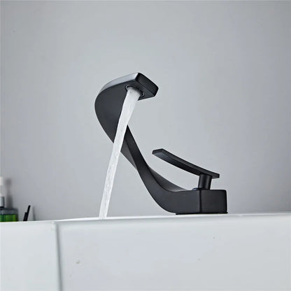 Grifo mezclador para lavabo DecorBites™ negro, acabado dorado cepillado, para baño, agua fría y caliente, cromado.