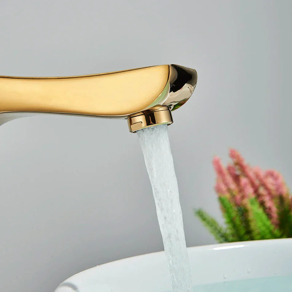 Grifo monomando para lavabo DecorBites™ de bronce negro.