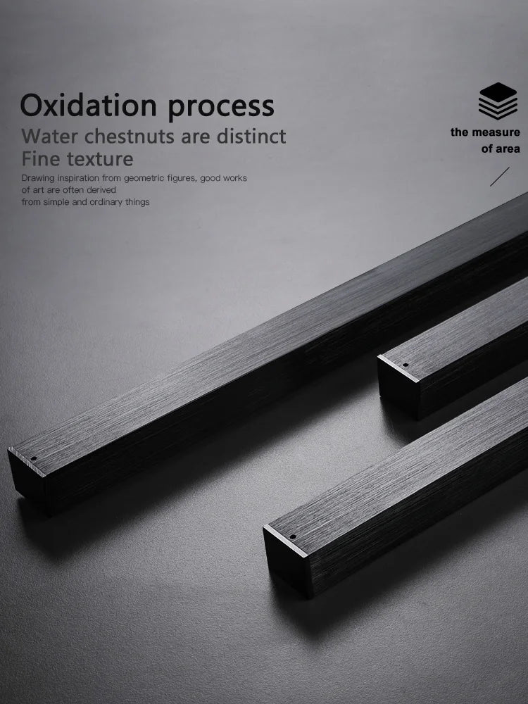 ثريا ديكوربايتس™ السوداء ذات الإضاءة LED بتصميم بسيط لغرفة المعيشة