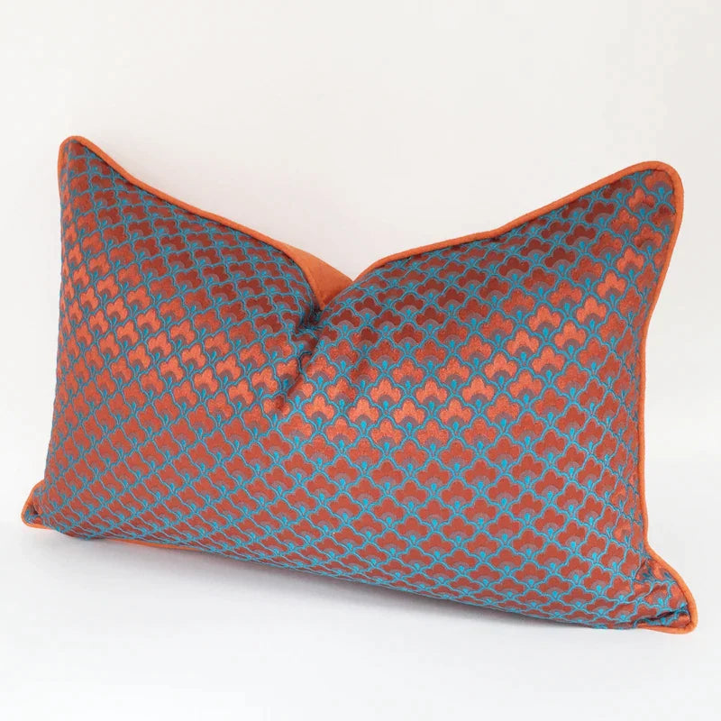 Funda de almohada lumbar DecorBites™ con jacquard geométrico azul y rojo para una decoración moderna de lujo.