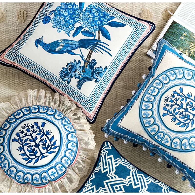Funda para cojín de lanzamiento Hydrangea Peacock Toile™ Decorbites, azul Delft vintage